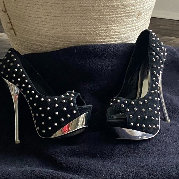 A Stunning pair of Black Velvet  Alba Stiletto Peep Toe Pumps. Size: 7.5 - Picture 2 of 3